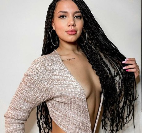 Amanda Carvalho beautiful model photo