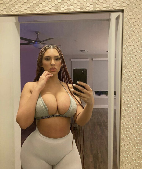 Annamarie Sarai star hot photo