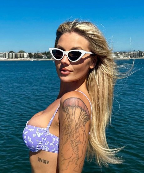 Phoebe Davis beautiful model photos