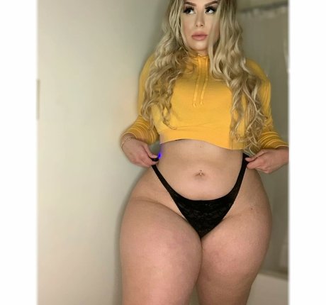 Blondiemami model naked image