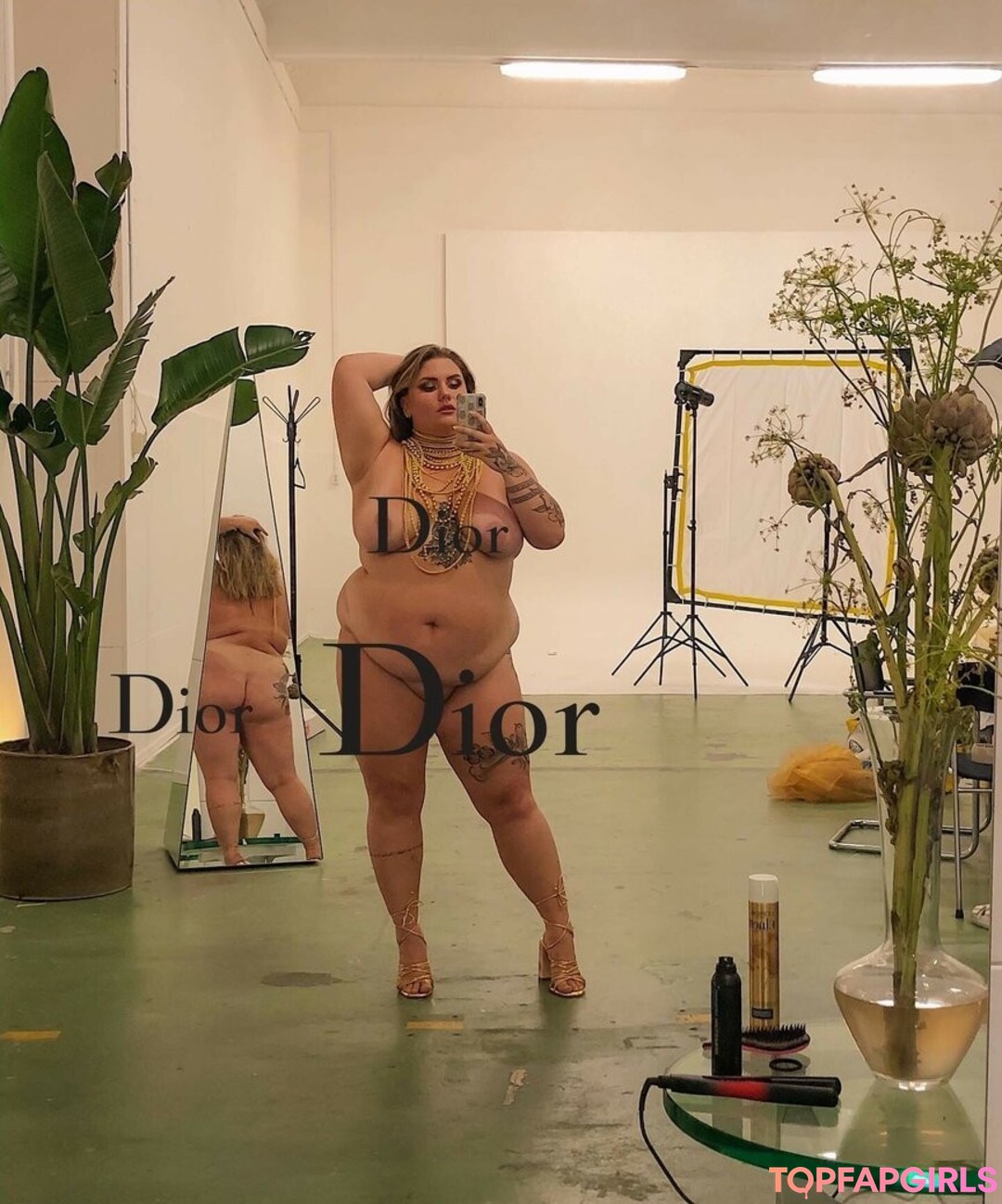 Lovaeij sexy actress image