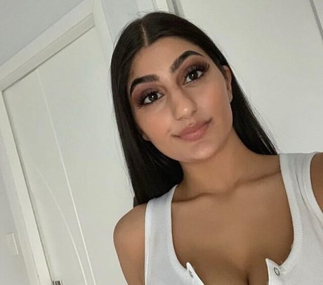 Busty Indian pornstar pretty gallery