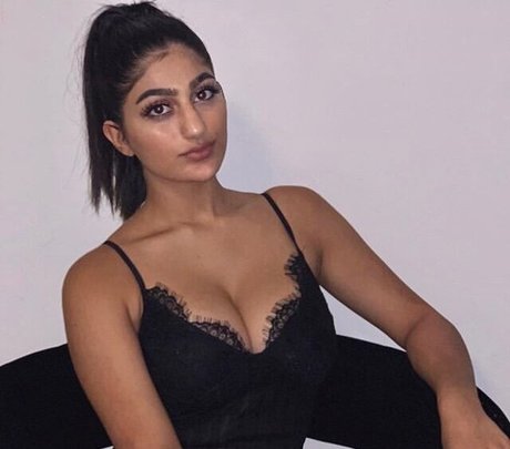 Busty Indian sex model pictures