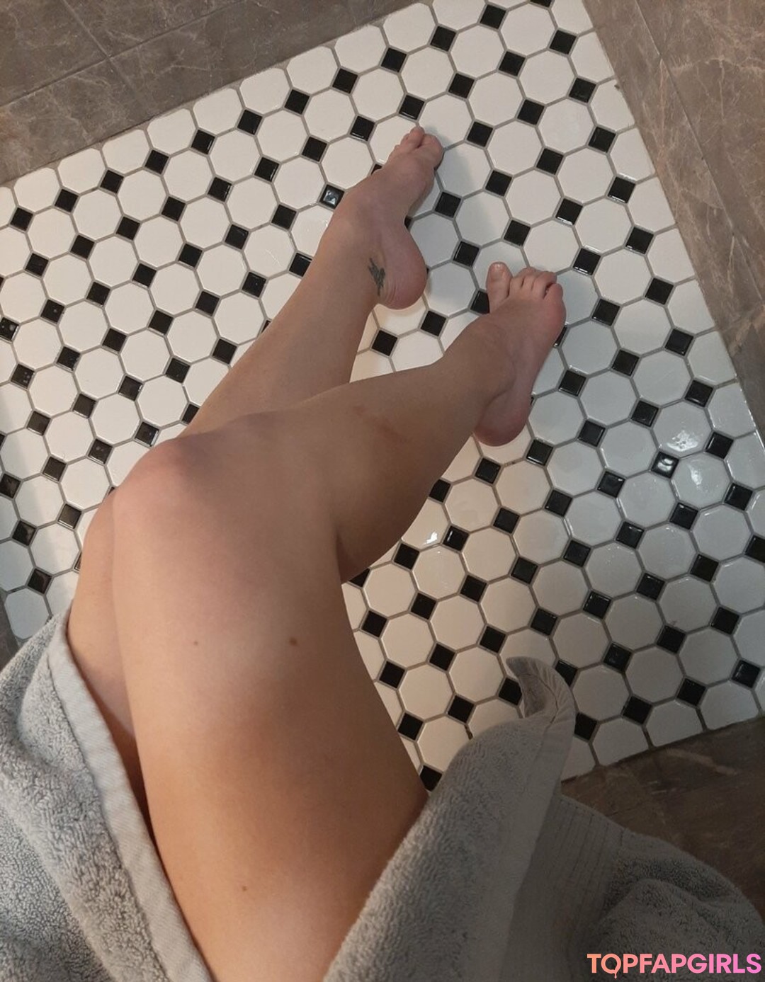 hippiefeet23 model top picture
