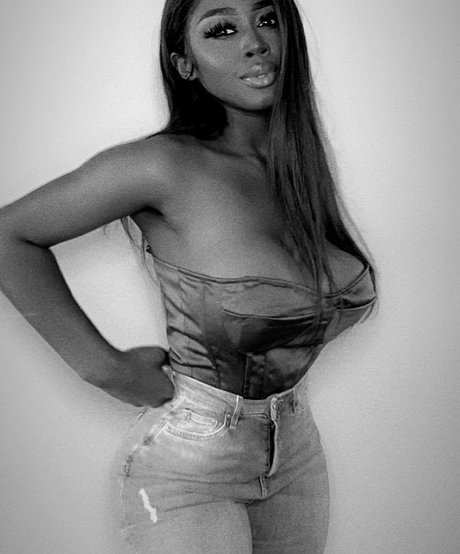 LXRYCC model erotic img