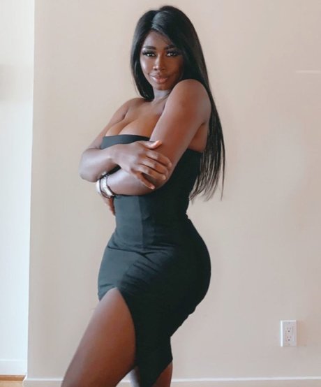 LXRYCC nude actress picture