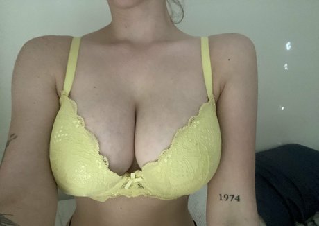 fairiwinni model naked photos