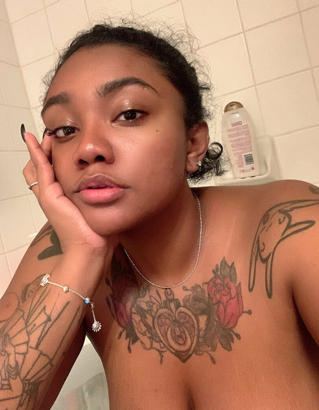 izzysaeko free actress gallery