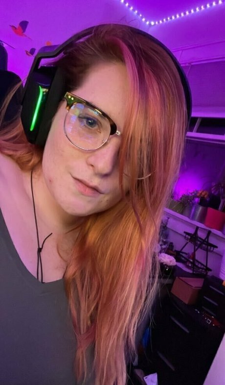 lucigonewild hot model pic