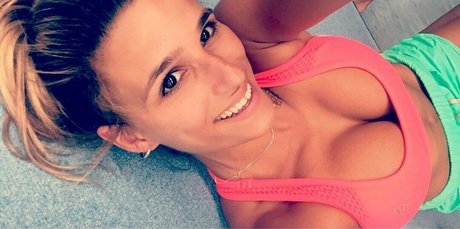 Jade Barbosa adult model photo