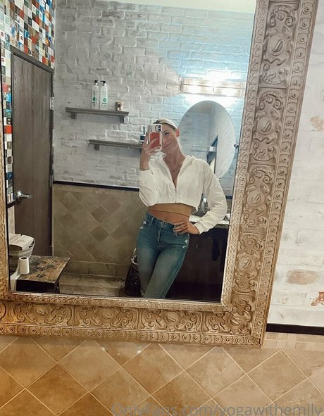 yogawithemily nudes star img