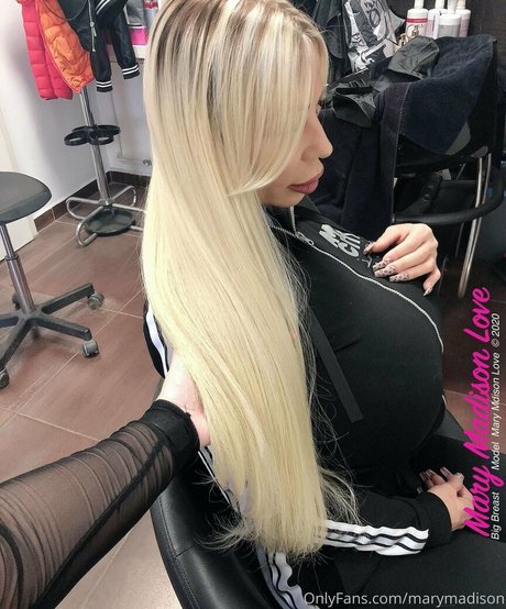 girlfriend onlyfans top picture