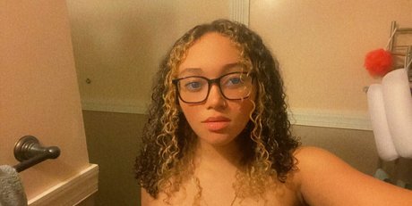 pretty ebony onlyfans top photo