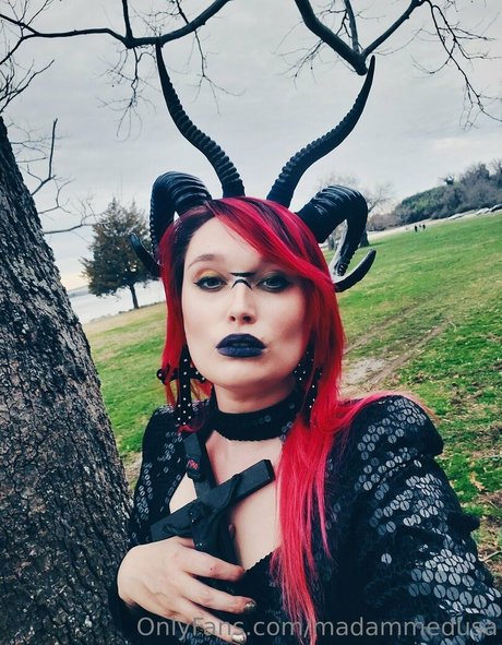 madammedusa star beautiful img