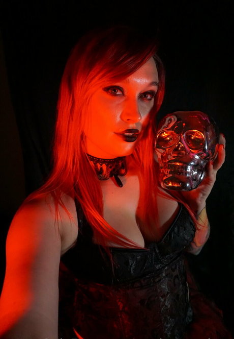 madammedusa pornographic model photo