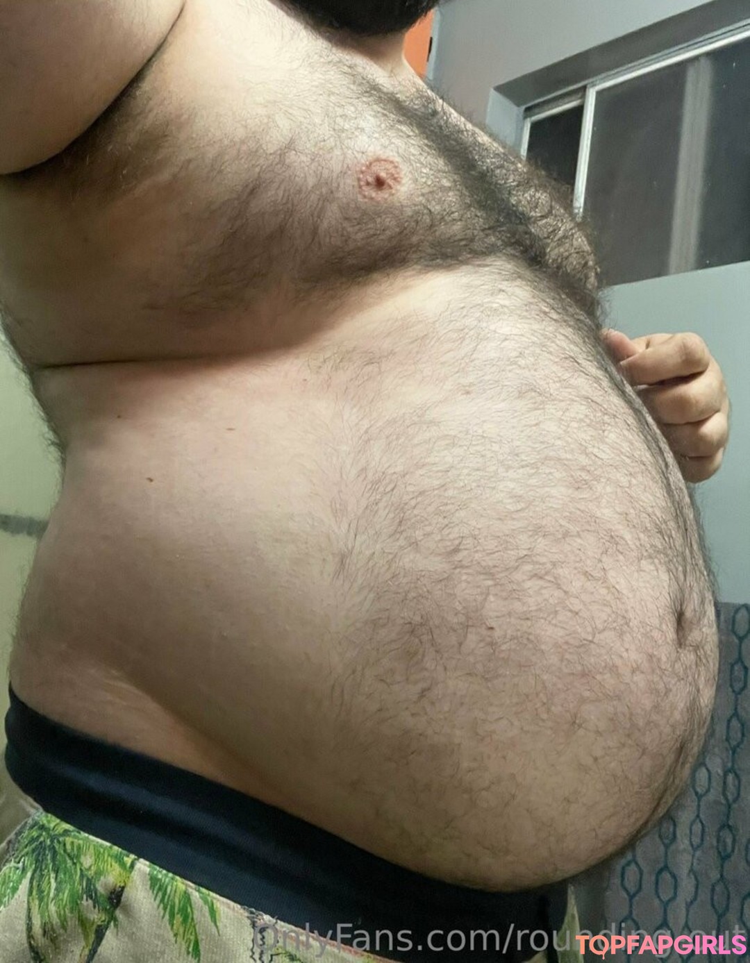 rounding out model naked pic
