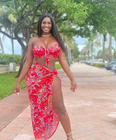 Babeth Lando model art photo