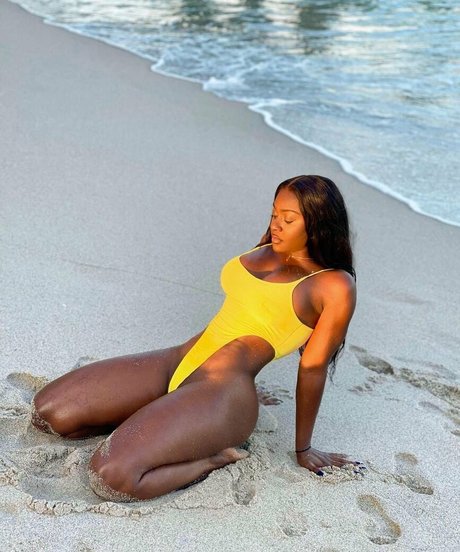 Babeth Lando naked model images