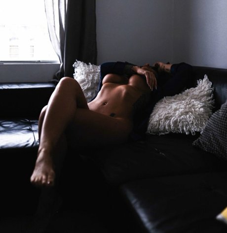 Itsnikkyfoxx model pornographic image