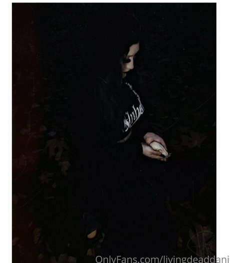 livingdeaddani nudes model photo