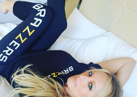 stormydaniels pornographic model picture