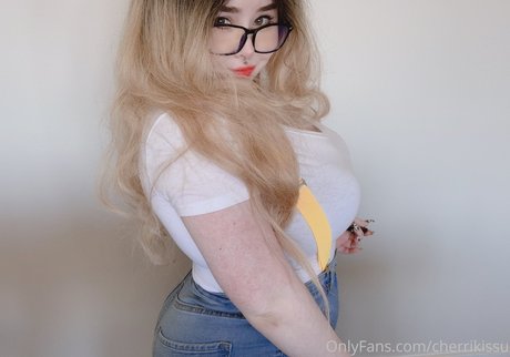 cherrikissu nudes star photo