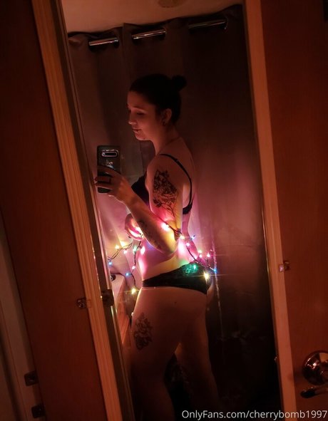 cherrybomb1997 naked star photos
