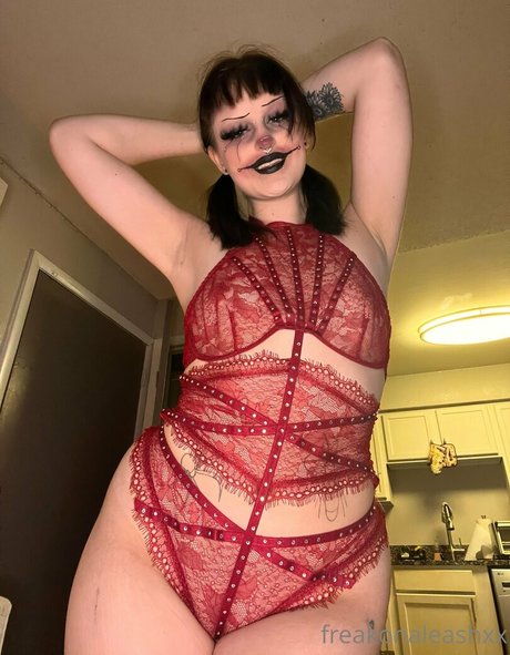 freakonaleashxx pornographic model image