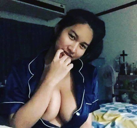 Warunee Thanyaphu star gallery