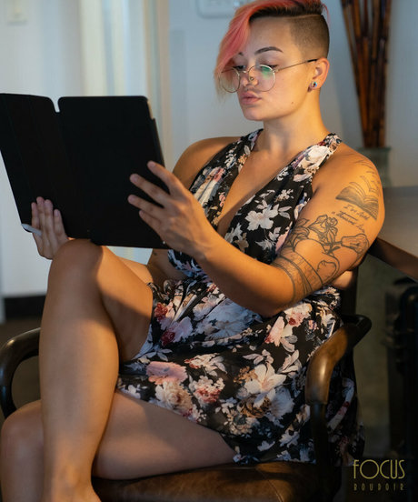 focus boudoir hot model photo