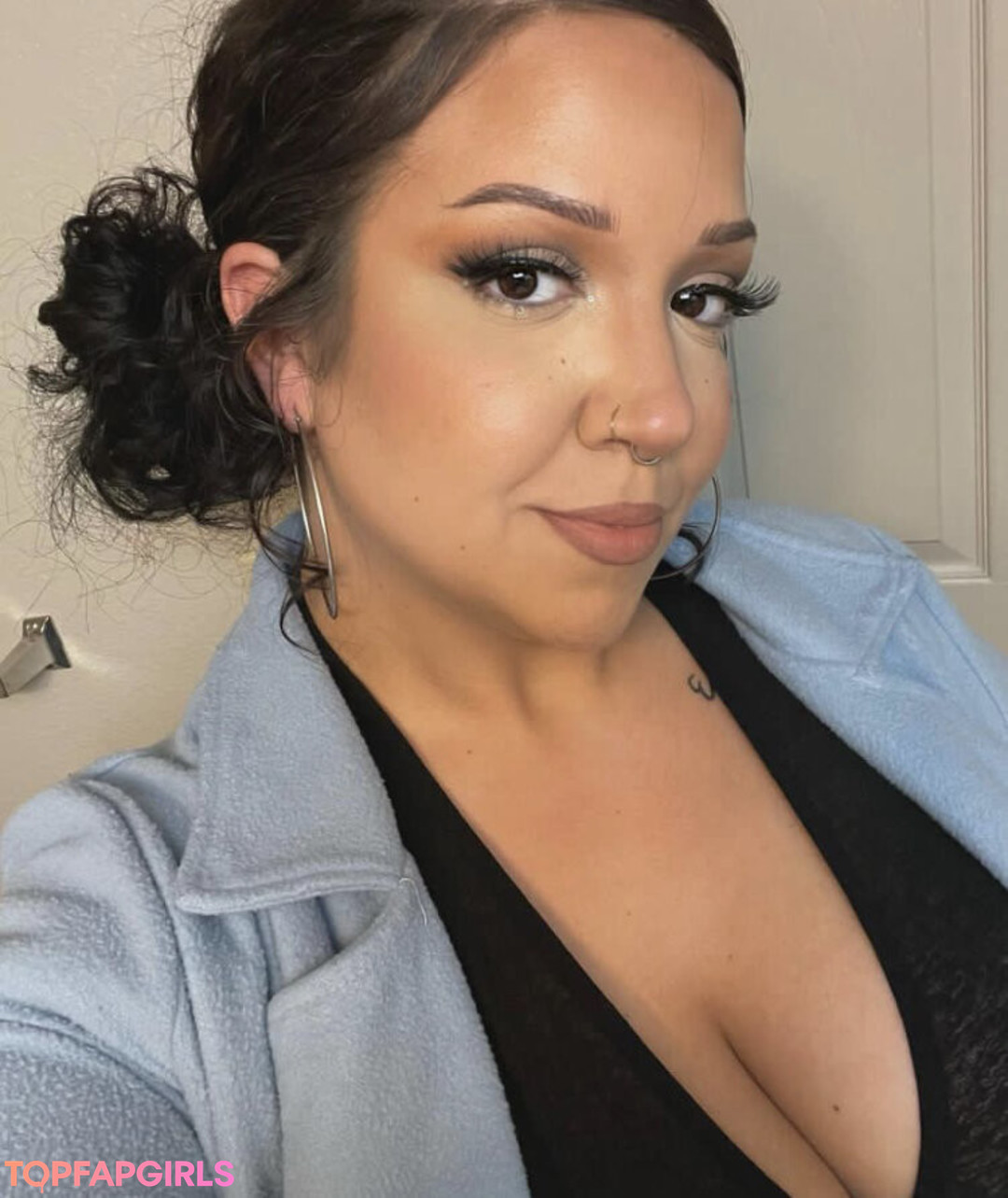 Juicy Jade naked pornstar img