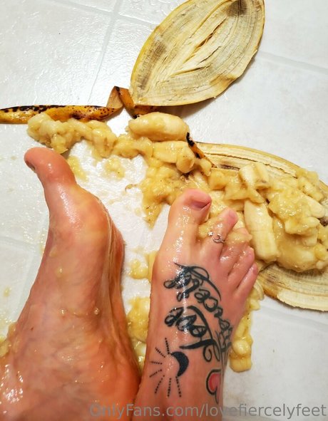 lovefiercelyfeet model nude pic