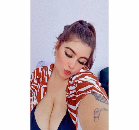 Cyntia K sexy model pics