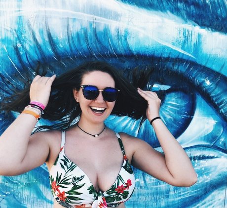 Hannah V nudes model pics