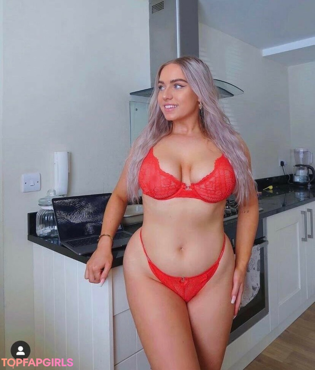 Beth Riva star nude pics