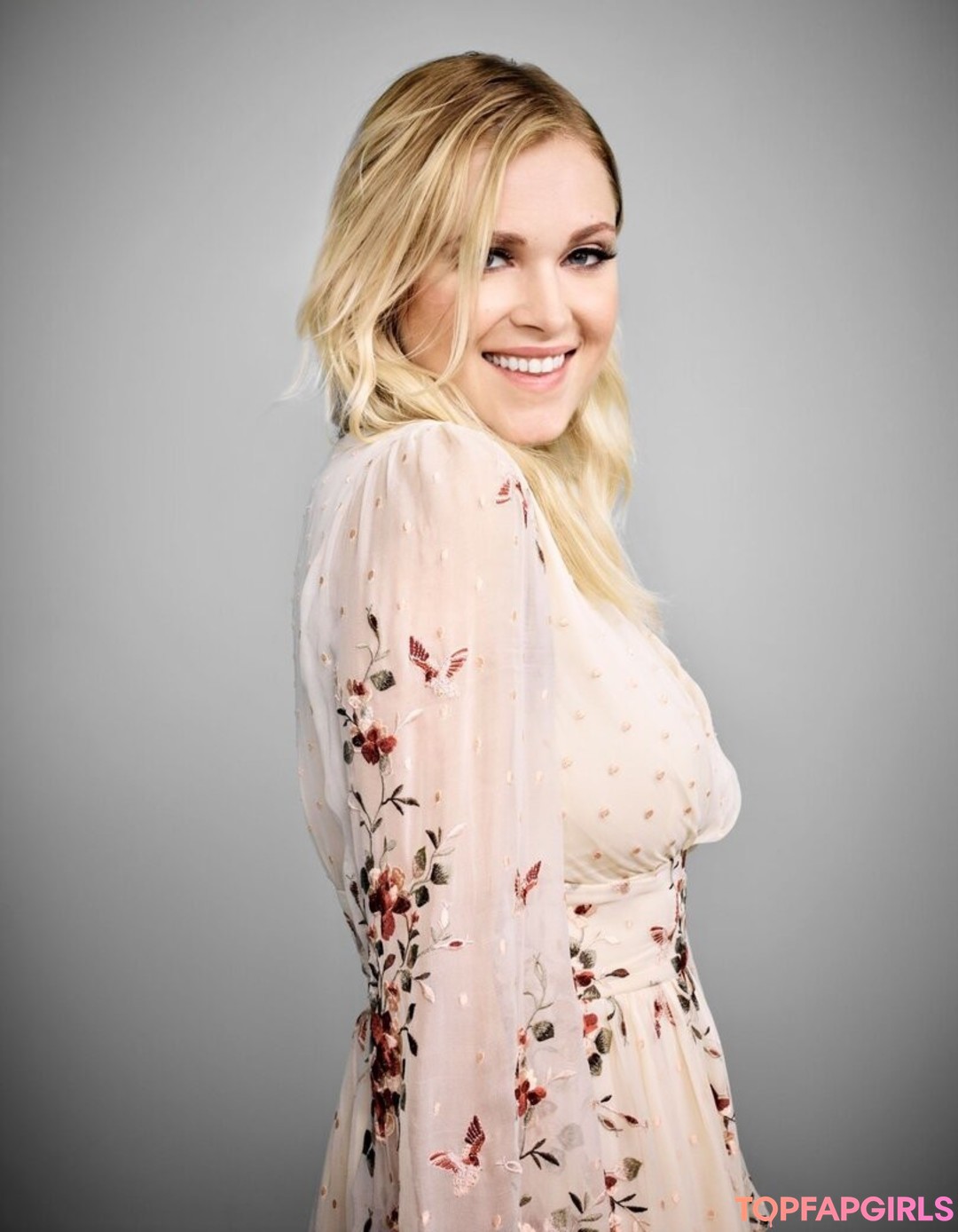 Eliza Taylor star exclusive images