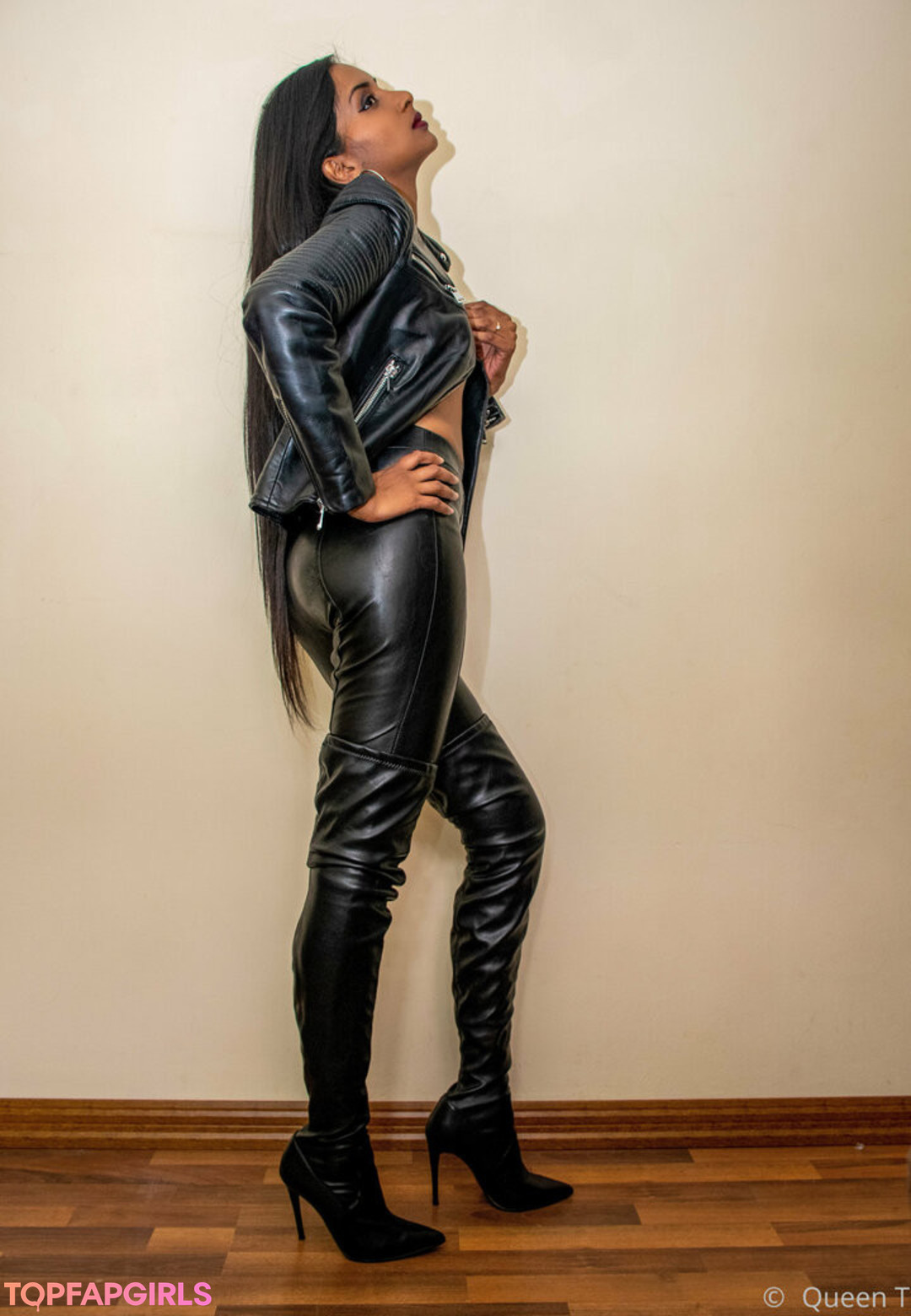 thequeentrish hot actress img