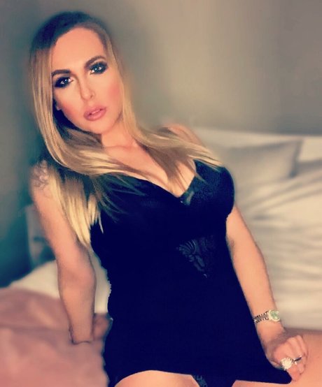 Lucy Tease perfect star picture