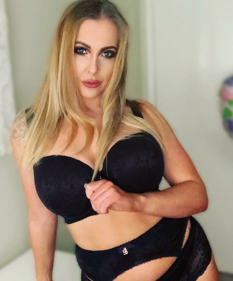 Lucy Tease nude model photo