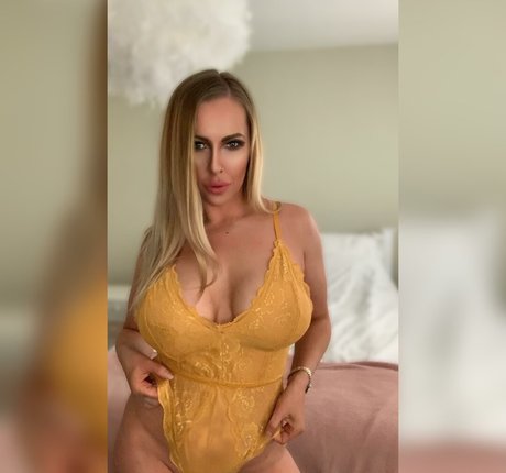 Lucy Tease top model picture