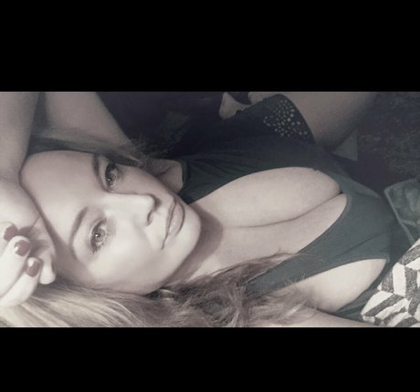 dutchcurvesinheels model porn img