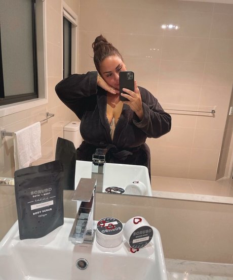 Antonia Waerea Adams nudes model pictures