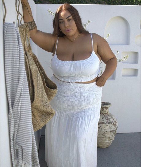 Antonia Waerea Adams star art photos