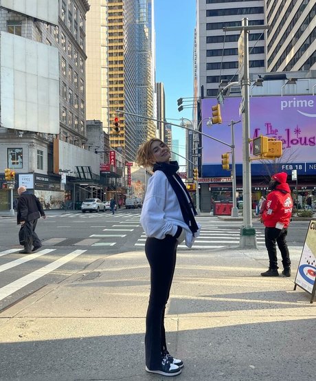 Emiliee Russo hot actress picture