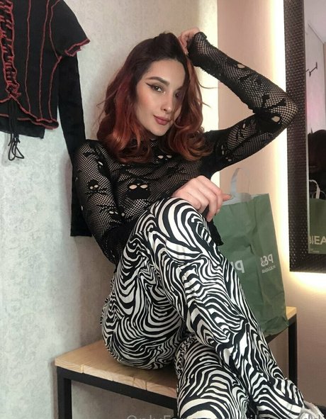 Riley Red porn model images