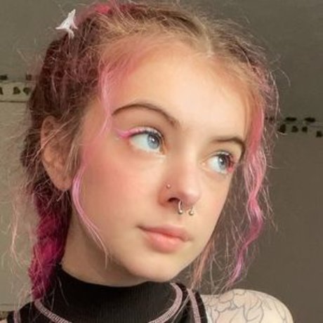 Dynos model beautiful photo