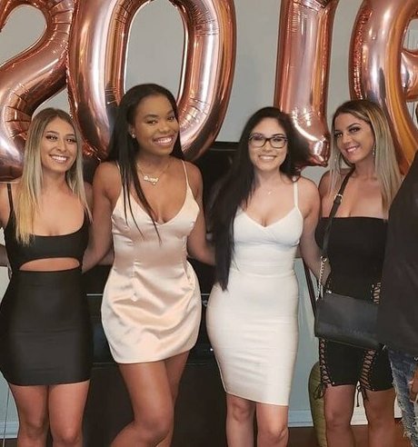 Rachel S pornographic model pic