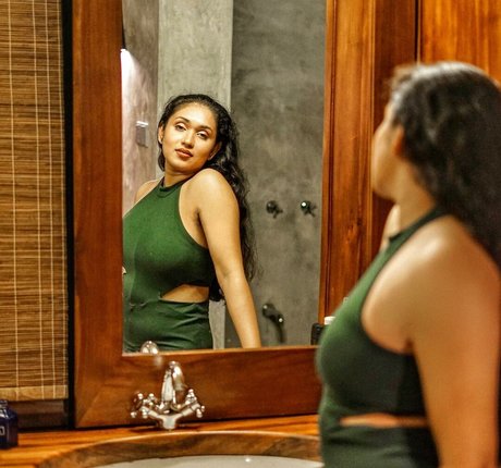 Nimesha Jayarathne xxx pornstar image