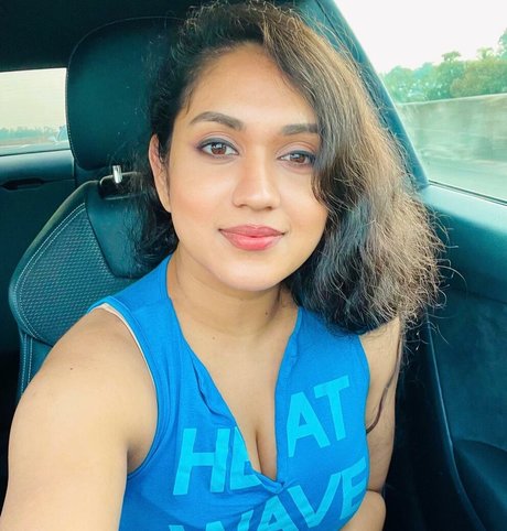 Nimesha Jayarathne pretty star pic