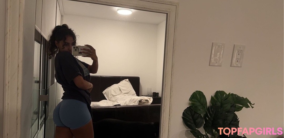 kareenabachra sexy star image